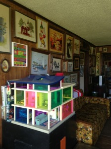 doyoudesigntoo wordpress com Sarah living room house vintage 1970s kaleidoscope dollhouse